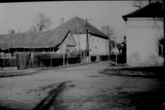 Baptista-Imaház-az-Ipar-utcában-előtte-Serestyén-Kálmán-háza-1981-ben
