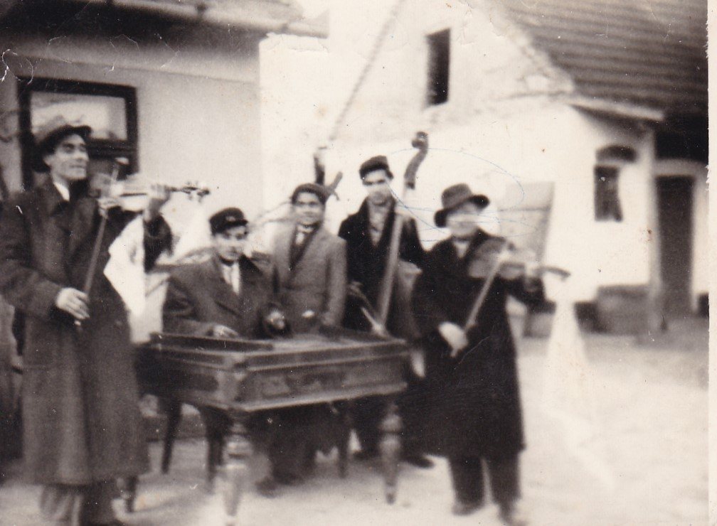 1955.-Jónás-Kálmán-Kolbász-és-cigányzenekara