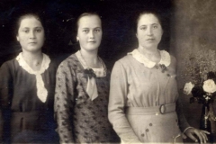 2_desanyám-középen-barátnőivel-a-kép-1932-ben-készült.